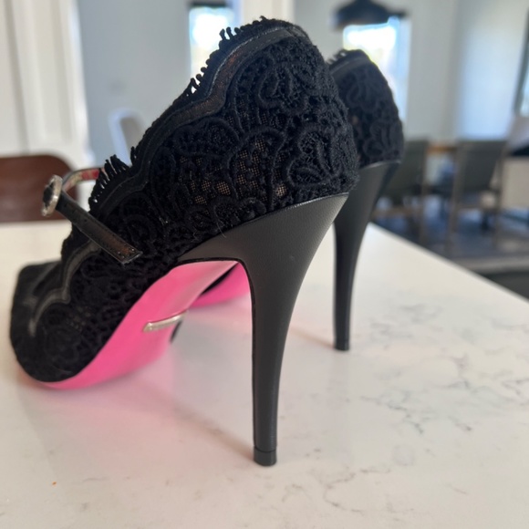 BEAUTIFUL LBN- Gucci Virginia Lace Scallop Edge Black Pumps Mary Jane Black Lace - Picture 2 of 5